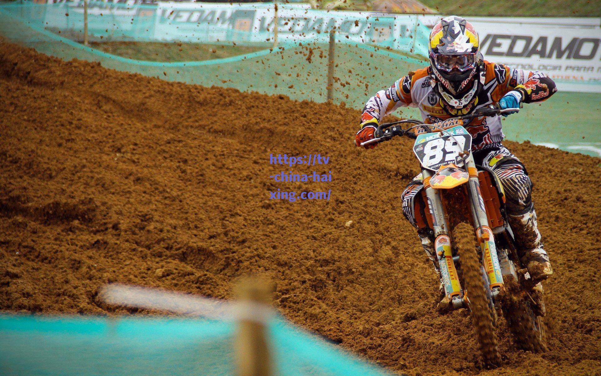 詹姆斯度假期间挥杆高尔夫球场 社交媒体感叹高温挑战